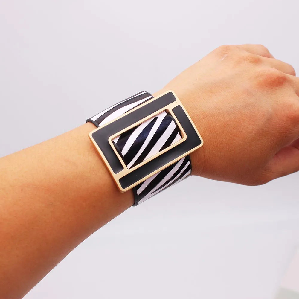 2024 New Fashion Brindle Wide Leather Bracelet for Women Black White Geometric Metal Bracelet Wrap Charm Jewelry Femme Gift